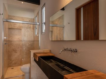 Casa en venta, proyecto de autor en cumbres del lago Juriquilla, 3 recamaras, estudio 180 m2 de jardín