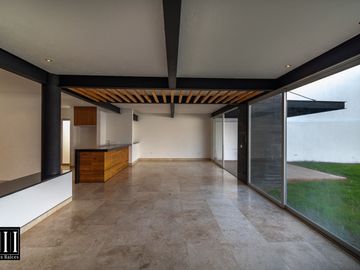 Casa en venta, proyecto de autor en cumbres del lago Juriquilla, 3 recamaras, estudio 180 m2 de jardín