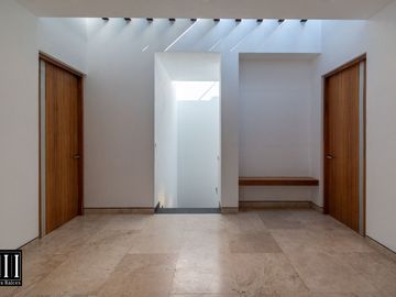Casa en venta, proyecto de autor en cumbres del lago Juriquilla, 3 recamaras, estudio 180 m2 de jardín