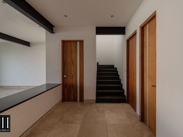 Casa en venta, proyecto de autor en cumbres del lago Juriquilla, 3 recamaras, estudio 180 m2 de jardín