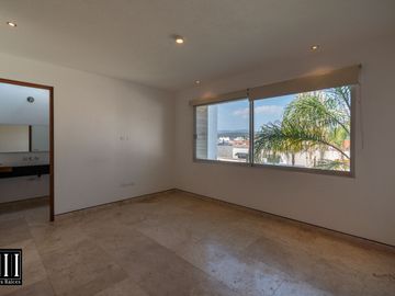 Casa en venta, proyecto de autor en cumbres del lago Juriquilla, 3 recamaras, estudio 180 m2 de jardín
