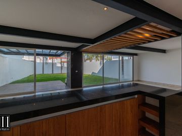 Casa en venta, proyecto de autor en cumbres del lago Juriquilla, 3 recamaras, estudio 180 m2 de jardín