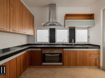 Casa en venta, proyecto de autor en cumbres del lago Juriquilla, 3 recamaras, estudio 180 m2 de jardín