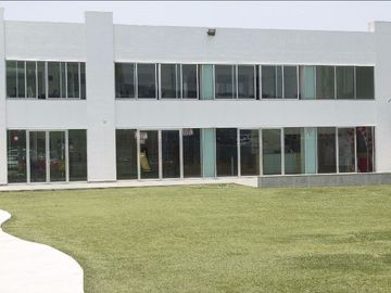 Renta de edificio con oficinas y locales en Paseo de la Republica Juriquilla