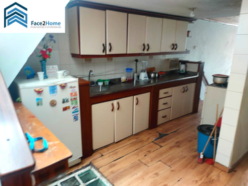 CASA EN VENTA TRES PISOS EXCELENTE UBICACIÓN