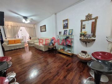 Vendo Casa Productiva De 4 Pisos Para Familia O Inversionista en Urb San Luis ID 1092670