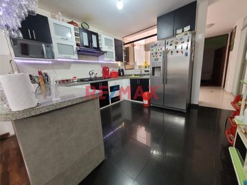 Vendo Casa Productiva De 4 Pisos Para Familia O Inversionista en Urb San Luis ID 1092670