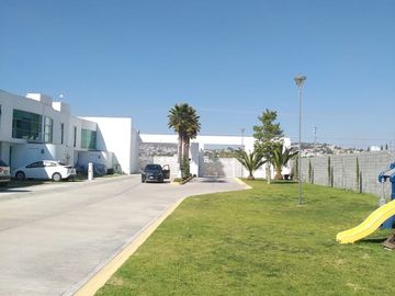 VENTA DE HERMOSA CASA EN FRACCIONAMIENTO VALLE DE ALBAR CERCA DEL BLVRD. G. BONFIL