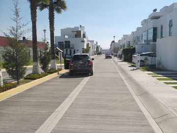 VENTA DE HERMOSA CASA EN FRACCIONAMIENTO VALLE DE ALBAR CERCA DEL BLVRD. G. BONFIL
