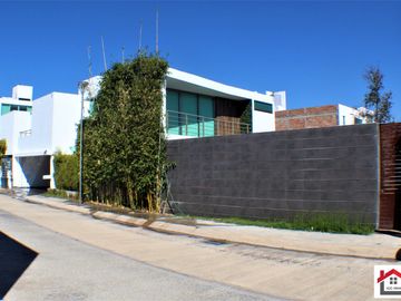 VENTA DE HERMOSA CASA EN FRACCIONAMIENTO VALLE DE ALBAR CERCA DEL BLVRD. G. BONFIL