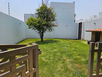 VENTA DE HERMOSA CASA EN FRACCIONAMIENTO VALLE DE ALBAR CERCA DEL BLVRD. G. BONFIL