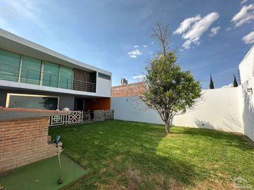 VENTA DE HERMOSA CASA EN FRACCIONAMIENTO VALLE DE ALBAR CERCA DEL BLVRD. G. BONFIL
