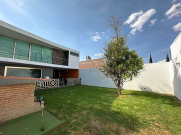 VENTA DE HERMOSA CASA EN FRACCIONAMIENTO VALLE DE ALBAR CERCA DEL BLVRD. G. BONFIL