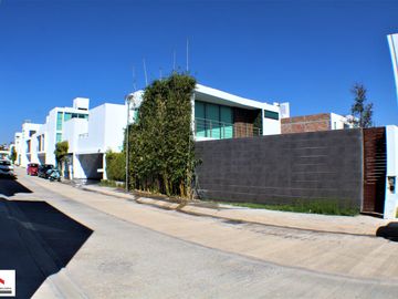 VENTA DE HERMOSA CASA EN FRACCIONAMIENTO VALLE DE ALBAR CERCA DEL BLVRD. G. BONFIL