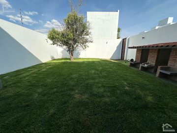 VENTA DE HERMOSA CASA EN FRACCIONAMIENTO VALLE DE ALBAR CERCA DEL BLVRD. G. BONFIL