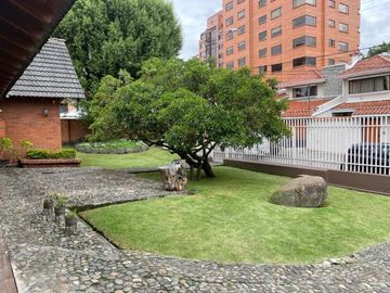 Excelente propiedad en venta con 976m2T Calle Los Álamos y Av. Ordóñez Lasso