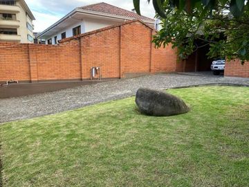 Excelente propiedad en venta con 976m2T Calle Los Álamos y Av. Ordóñez Lasso
