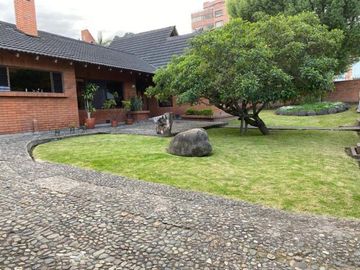 Excelente propiedad en venta con 976m2T Calle Los Álamos y Av. Ordóñez Lasso