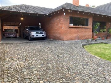 Excelente propiedad en venta con 976m2T Calle Los Álamos y Av. Ordóñez Lasso