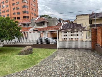 Excelente propiedad en venta con 976m2T Calle Los Álamos y Av. Ordóñez Lasso