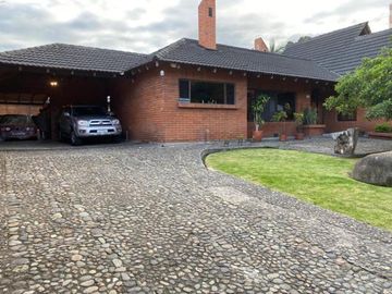 Excelente propiedad en venta con 976m2T Calle Los Álamos y Av. Ordóñez Lasso