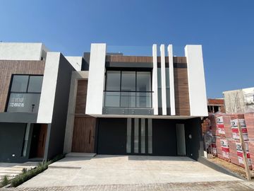 CASA EN VENTA EN LOMAS DE ANGELOPOLIS II