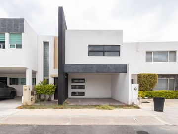 Venta de casa con amenidades en Hacienda Santa Fe Juriquilla