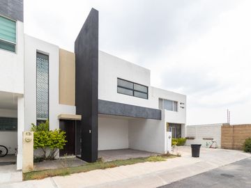 Venta de casa con amenidades en Hacienda Santa Fe Juriquilla