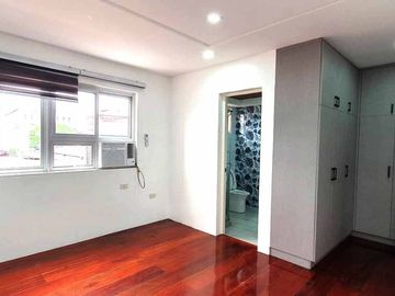 3 Storey Townhouse for sale in V Luna Brgy Pinyahan near Teacher Village Diliman Quezon City