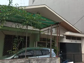 Rumah Lama Area Benhil, 150 Meter Ke Gatot Subroto