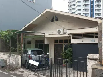 Rumah Lama Area Benhil, 150 Meter Ke Gatot Subroto