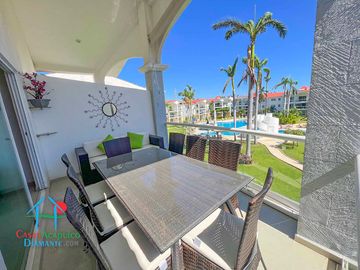 Terraza con vista a la alberca y jardines