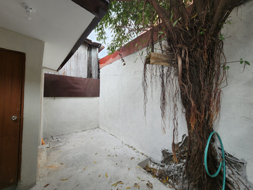 3BR Bungalow Type House, Duplex Apartment For Sale in Sta. Ana Manila