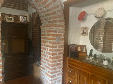 VENDO CASA EN CUERNAVACA, GRAN UBICACIÓN (DELICIAS), USO DE SUELO MIXTO.