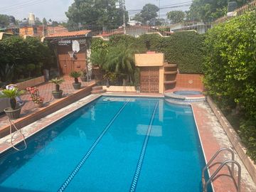VENDO CASA EN CUERNAVACA, GRAN UBICACIÓN (DELICIAS), USO DE SUELO MIXTO.