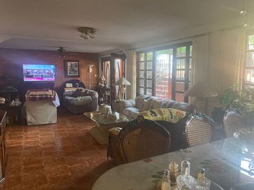 VENDO CASA EN CUERNAVACA, GRAN UBICACIÓN (DELICIAS), USO DE SUELO MIXTO.