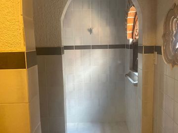 VENDO CASA EN CUERNAVACA, GRAN UBICACIÓN (DELICIAS), USO DE SUELO MIXTO.