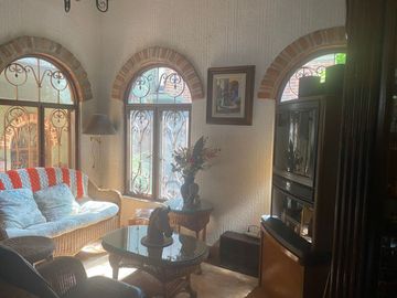VENDO CASA EN CUERNAVACA, GRAN UBICACIÓN (DELICIAS), USO DE SUELO MIXTO.