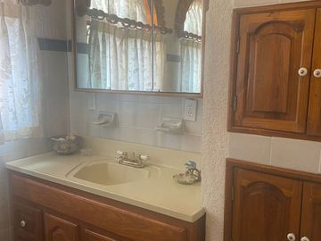 VENDO CASA EN CUERNAVACA, GRAN UBICACIÓN (DELICIAS), USO DE SUELO MIXTO.