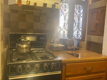 VENDO CASA EN CUERNAVACA, GRAN UBICACIÓN (DELICIAS), USO DE SUELO MIXTO.
