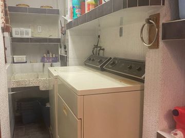 VENDO CASA EN CUERNAVACA, GRAN UBICACIÓN (DELICIAS), USO DE SUELO MIXTO.