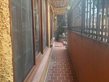 VENDO CASA EN CUERNAVACA, GRAN UBICACIÓN (DELICIAS), USO DE SUELO MIXTO.