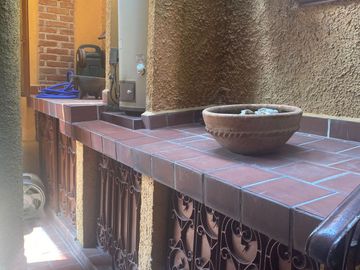 VENDO CASA EN CUERNAVACA, GRAN UBICACIÓN (DELICIAS), USO DE SUELO MIXTO.