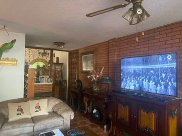 VENDO CASA EN CUERNAVACA, GRAN UBICACIÓN (DELICIAS), USO DE SUELO MIXTO.
