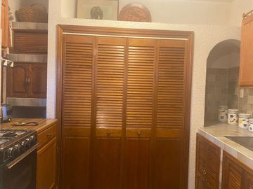 VENDO CASA EN CUERNAVACA, GRAN UBICACIÓN (DELICIAS), USO DE SUELO MIXTO.