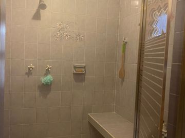 VENDO CASA EN CUERNAVACA, GRAN UBICACIÓN (DELICIAS), USO DE SUELO MIXTO.