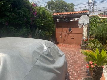 VENDO CASA EN CUERNAVACA, GRAN UBICACIÓN (DELICIAS), USO DE SUELO MIXTO.