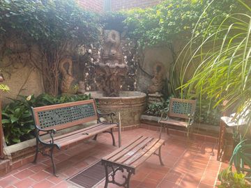 VENDO CASA EN CUERNAVACA, GRAN UBICACIÓN (DELICIAS), USO DE SUELO MIXTO.