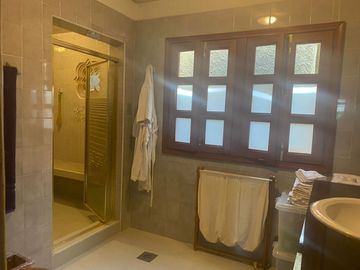 VENDO CASA EN CUERNAVACA, GRAN UBICACIÓN (DELICIAS), USO DE SUELO MIXTO.