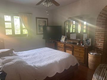 VENDO CASA EN CUERNAVACA, GRAN UBICACIÓN (DELICIAS), USO DE SUELO MIXTO.